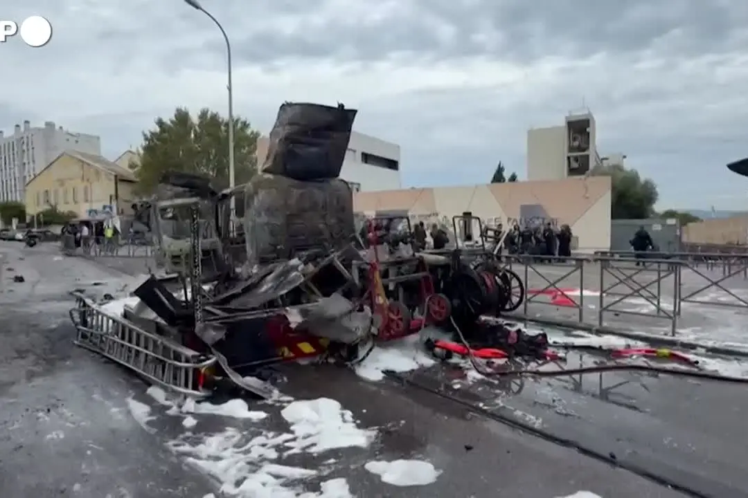 Blocco dei licei, i resti di un camion dei vigili del fuoco bruciato a Marsiglia