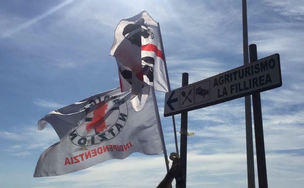 Bandiere sarde sventolano a Capo Frasca