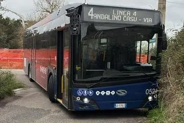 Un pullman dell'Arst in difficoltà (foto concessa)