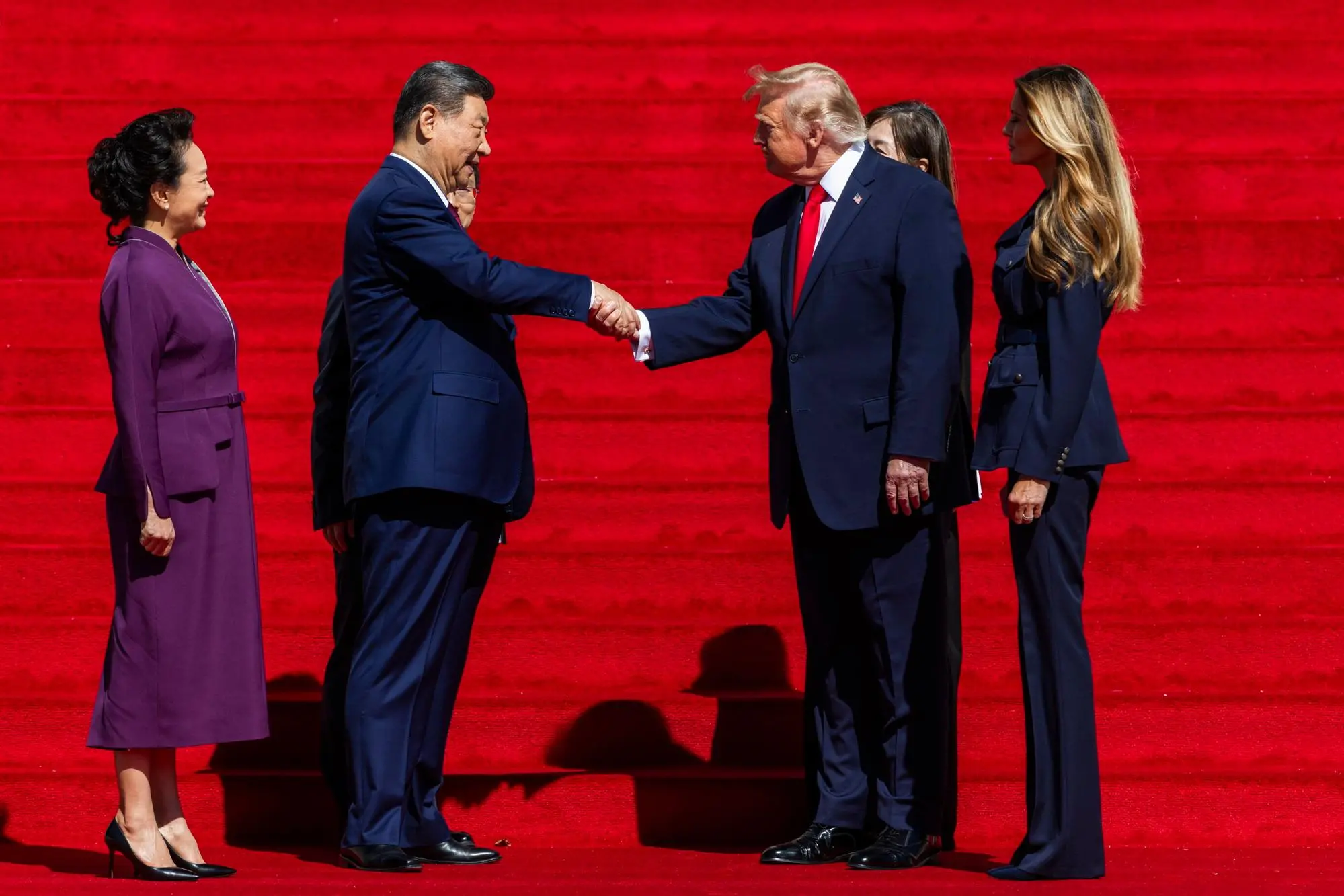 La stretta di mano tra Donald Trump e Xi Jinping a Washington il 25 settembre scorso sotto gli occhi delle first ladies Melania Trump e Peng Liyuan