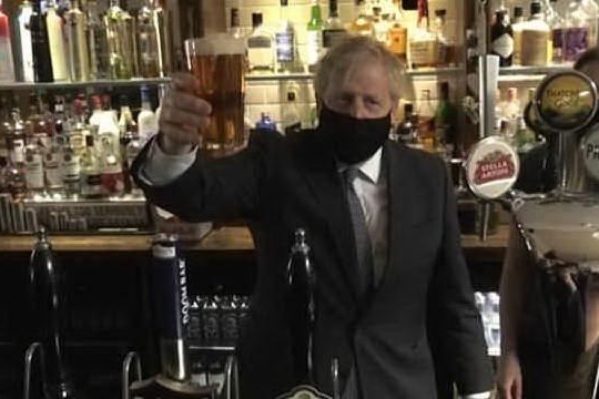 Boris Johnson al pub: prima pinta di birra dopo il lockdown