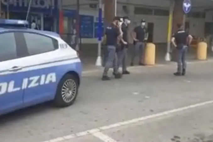 L'intervento della Polizia (fermoimmagine)