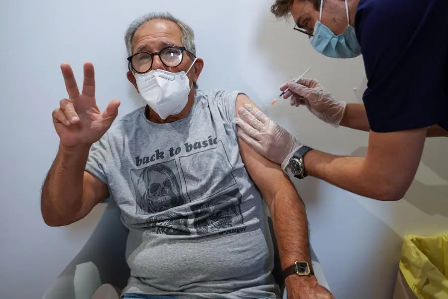 Uno dei primi pazienti over 80 a ricevere la terza dose di vaccino (Ansa)