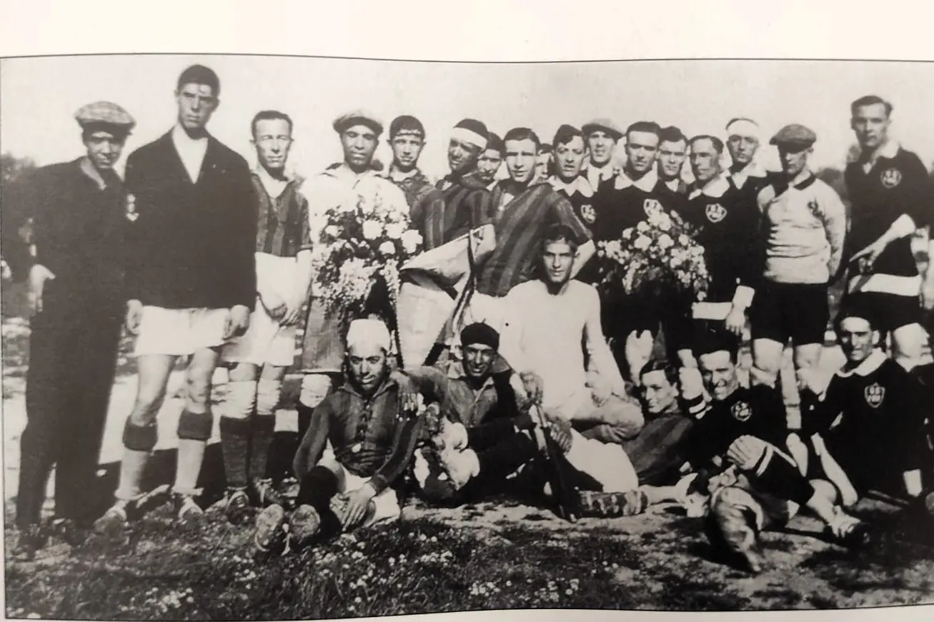 Le squadre di Torres e Fiat Torino dopo un'amichevole del 1927 (immagine tratta dal libro "Torres ti amo" di Corrado Delunas e Carlo Fontanelli)