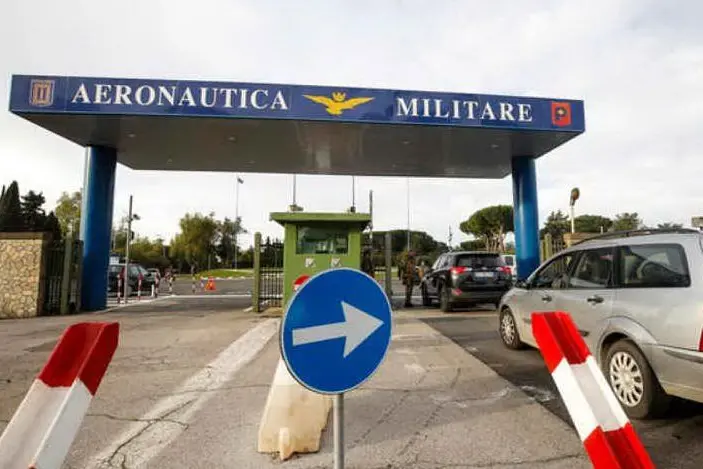 L'ingresso del sito miitare di Pratica di Mare (Ansa)