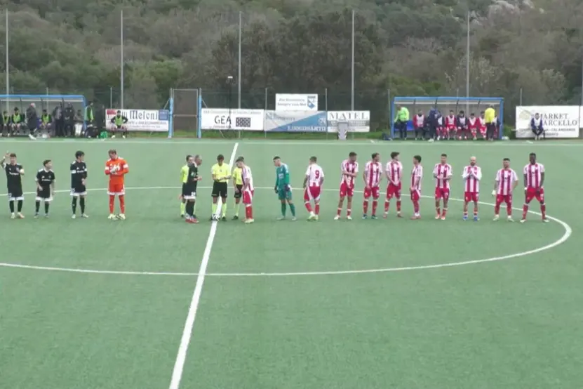 Arzachena e Bonorva in campo prima del fischio d’inizio (foto Giagnoni)