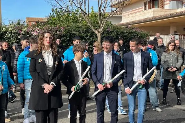 I tre cavalieri con Ilaria Canu, presidente della Pro Loco di Oristano (Foto Sara Pinna)