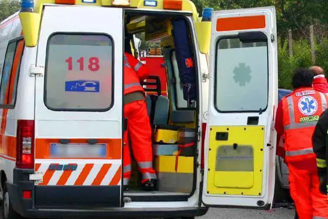 Un'ambulanza (foto Ansa)