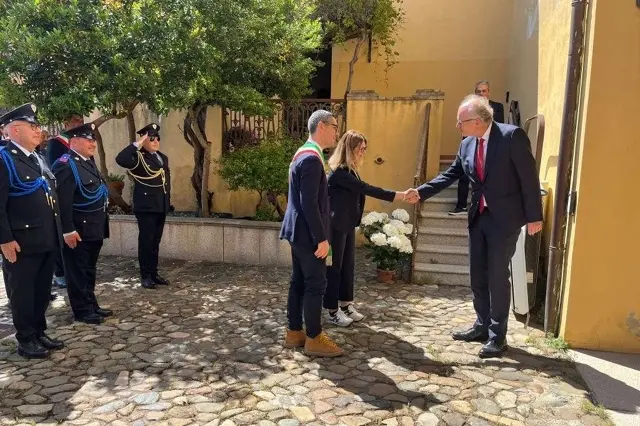 L'ambasciatore di Norvegia in Italia Johan Vibe accolto dalla presidente della Fondazione Dessì Debora Aru e dal sindaco Federico Sollai (foto Meloni)