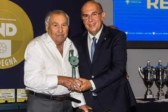Marco Piras premiato dal presidente Figc Gianni Cadoni (foto L'Unione Sarda - Serreli)