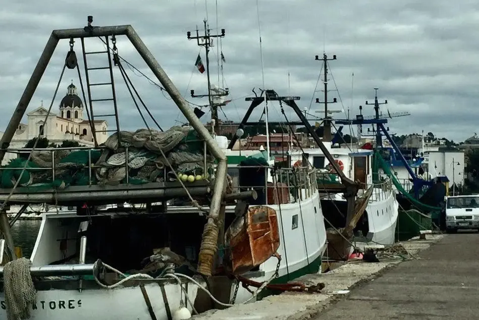 Barche a strascico (foto L'Unione Sarda - Piras)