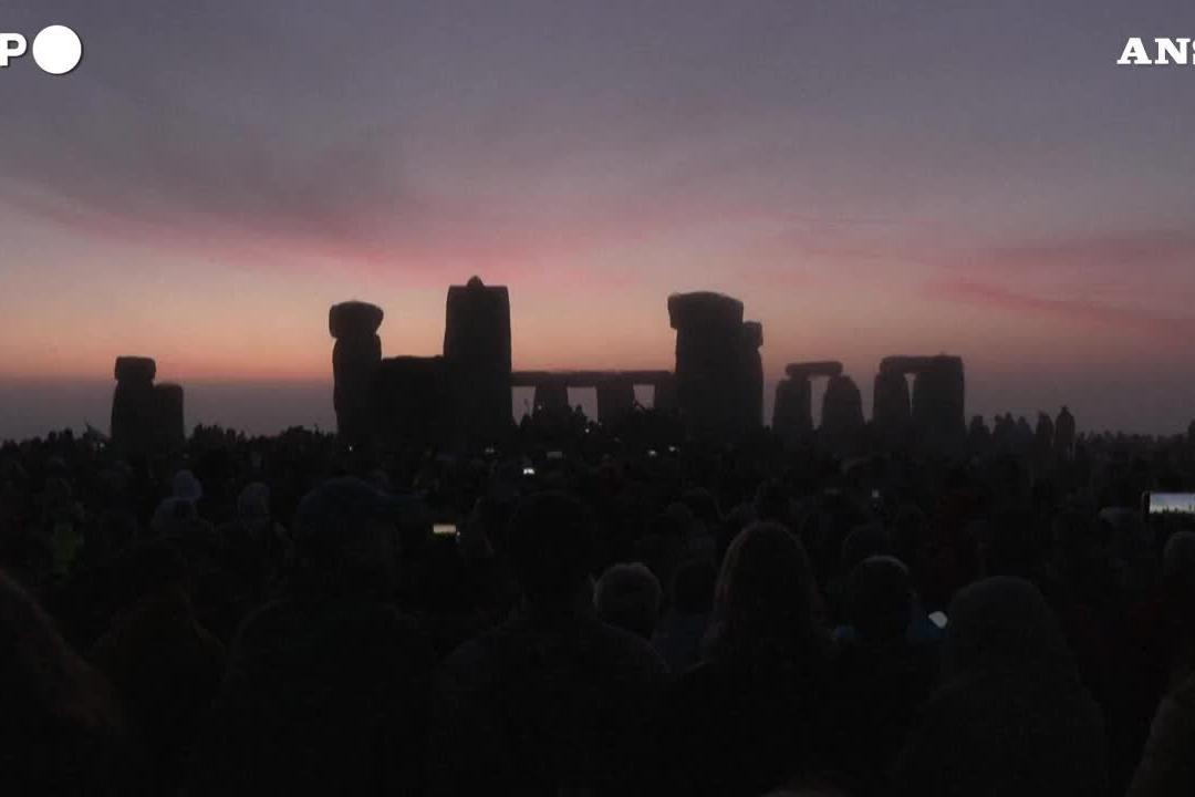 Solstizio d'estate: lo spettacolo dell'alba a Stonehenge