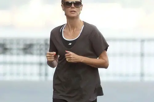 Heidi Klum corre con alcuni amici a Manhattan