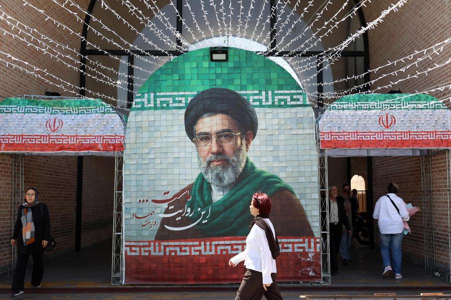 L’Iran rompe il silenzio su Khamenei: «Lesioni a rotula e schiena, basso profilo per la sua sicurezza»