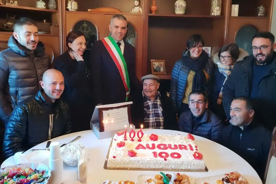 I festeggiamenti per Giovanni Loi (foto Roberto Antonello Secci)