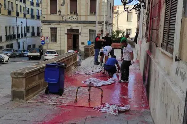 Molotov contro il Comando dell'esercito a Cagliari, Digos al lavoro per identificare i responsabili (foto Ansa)