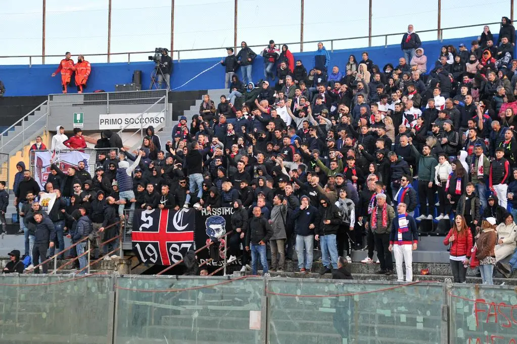 I tifosi rossobl&ugrave; all'Arena Garibaldi Anconetani (Ansa)
