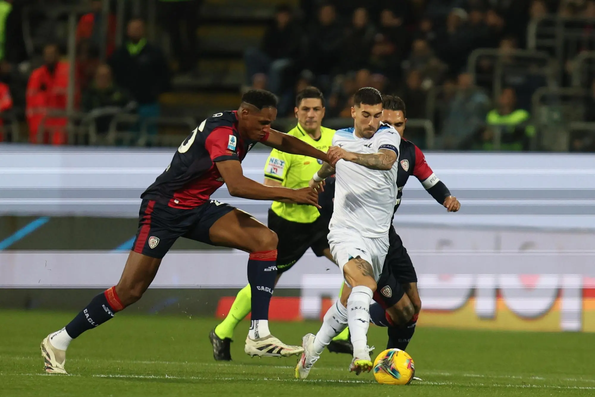 Mattia Zaccagni (a destra) contro Yerry Mina in Cagliari-Lazio (foto Ansa)