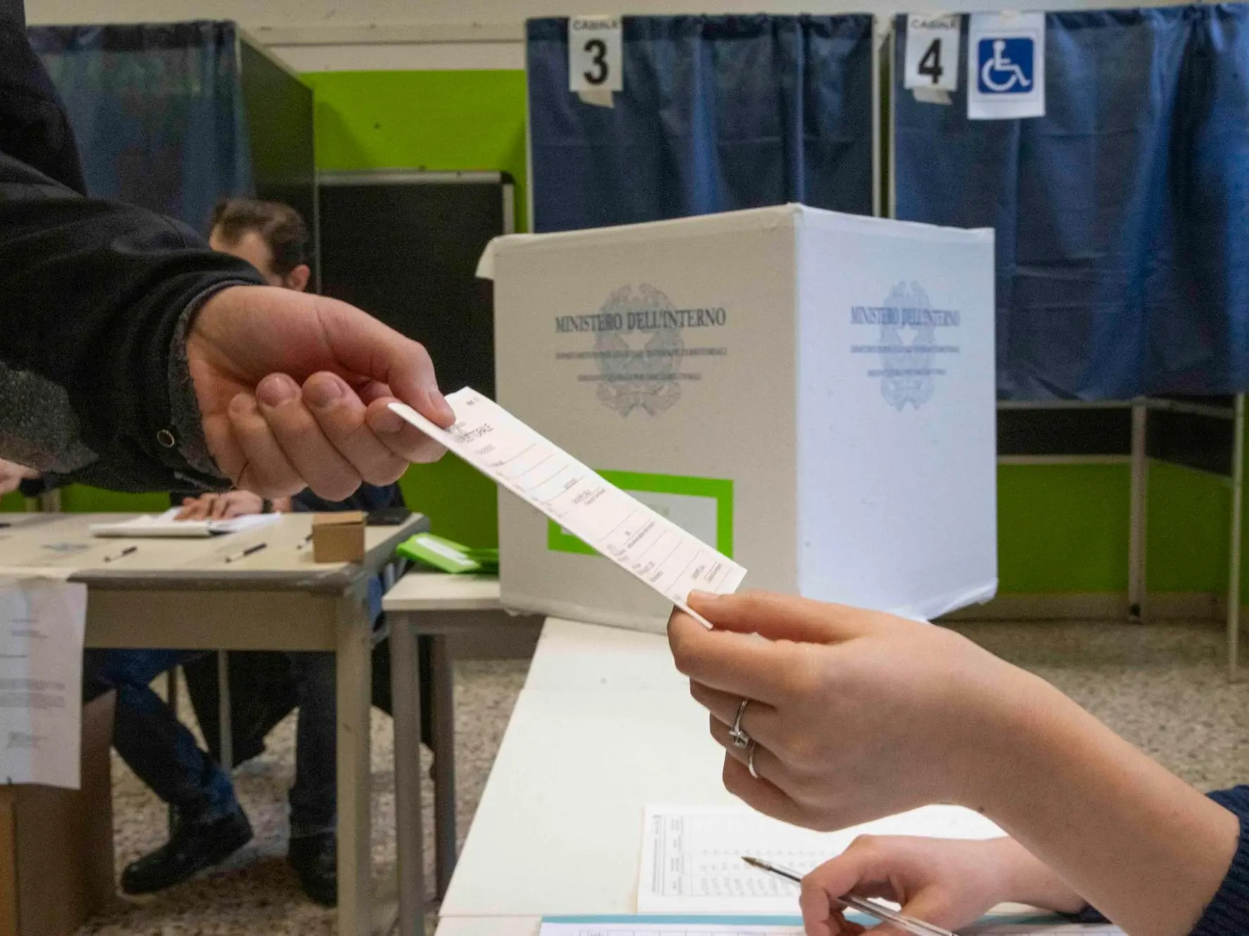 Un elettore vota in un seggio elettorale per il Referendum sulla riforma della Giustizia, a Milano, 22 marzo 2026. ANSA/ ANDREA FASANI