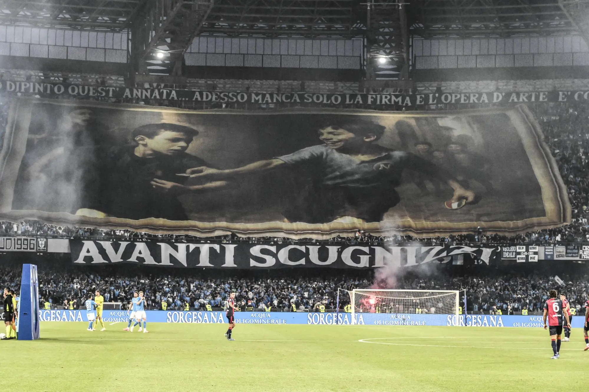 Lo striscione della Curva B all'inizio di Napoli-Cagliari (foto Ansa)