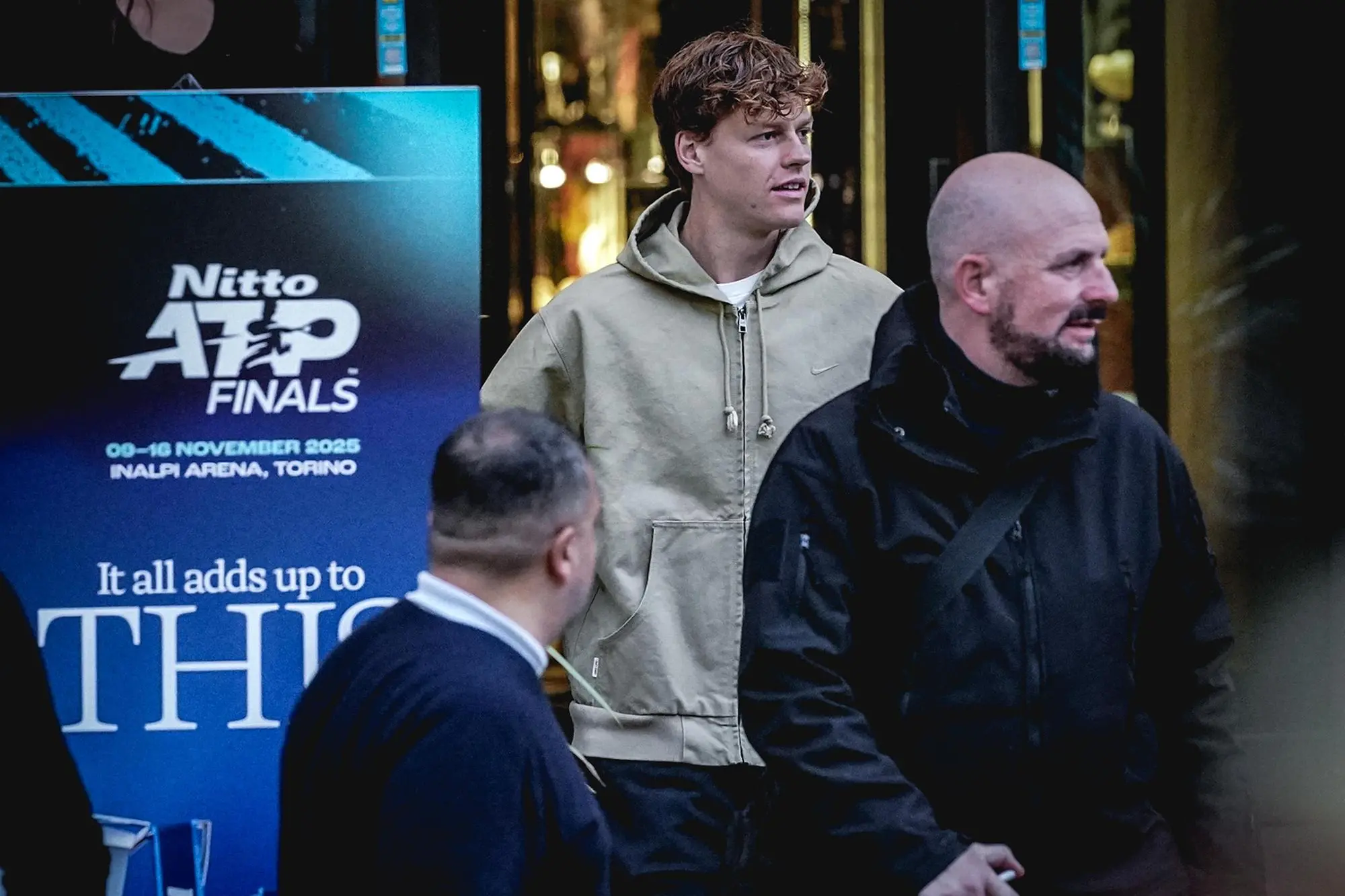 Jannik Sinner, accolto dai suoi tifosi all'uscita dall'hotel Principi di Piemonte per le Atp Finals di Tennis, Torino, 5 novembre 2025. ANSA/TINO ROMANO