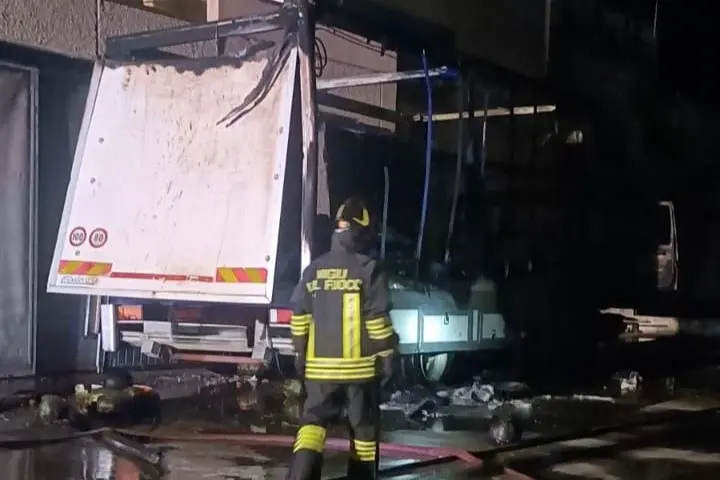 Il furgone dato alle fiamme