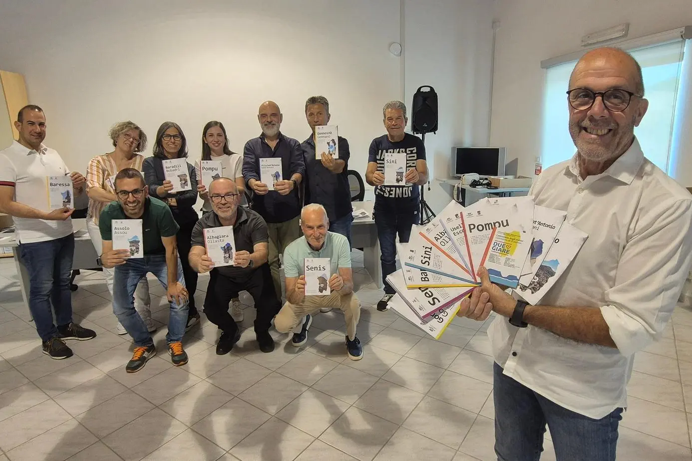 Una foto degli amministratori del Consorzio Due Giare con le brochure (foto concessa dal Consorzio Due Giare)