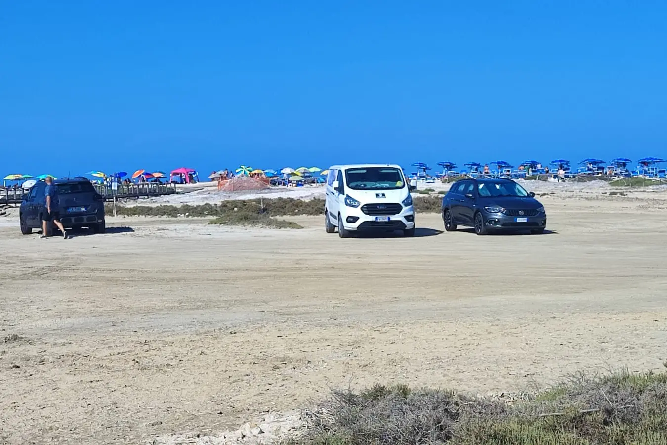I mezzi parcheggiati in area Sic Saline-Stintino (foto Pala)