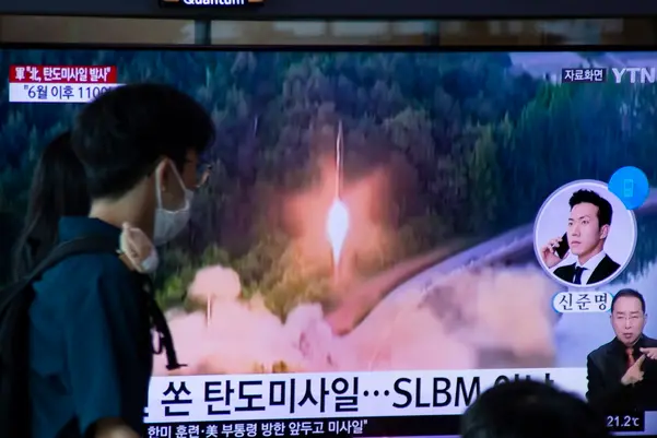 Il lancio di un missile seguito in tv (Ansa - Epa)