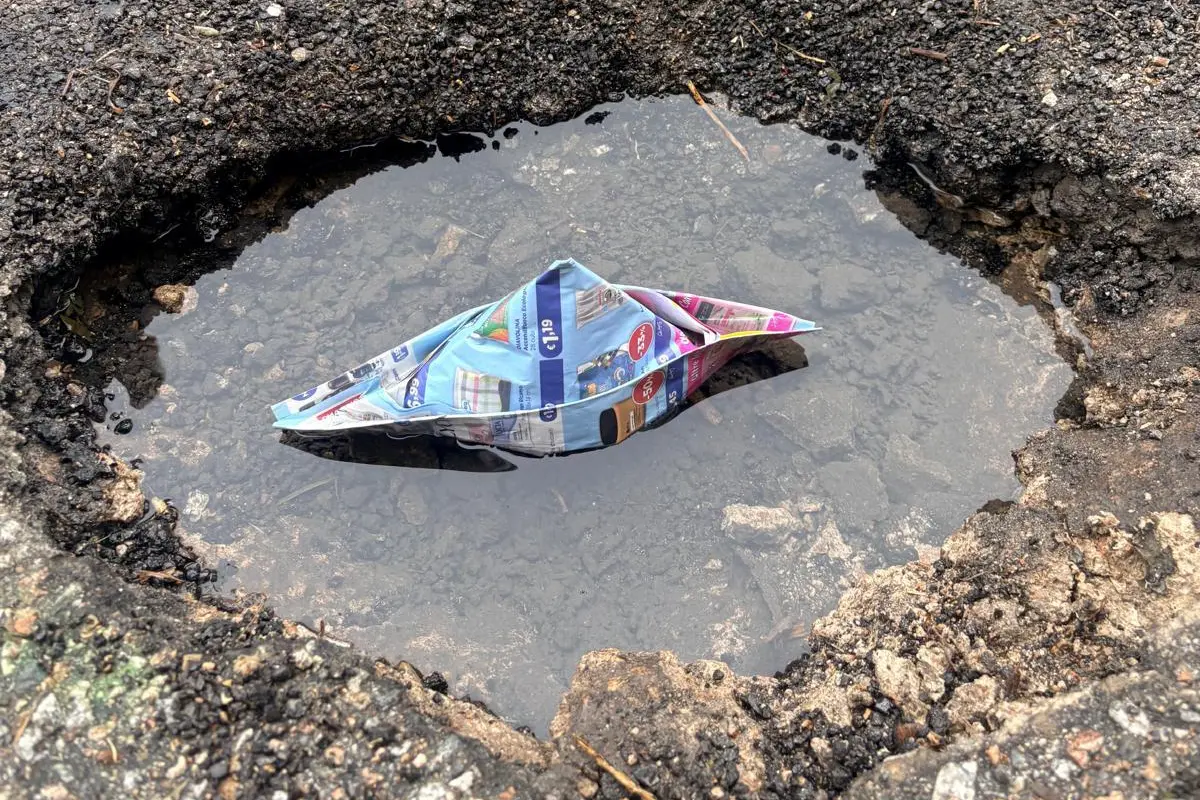 La perdita d'acqua in viale Italia a Lanusei