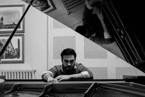 il pianista Simone Ivaldi (foto da Facebook)