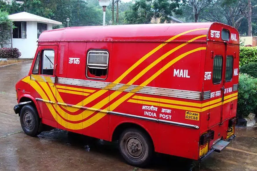 Uno dei van utilizzati per la consegna della posta in India
