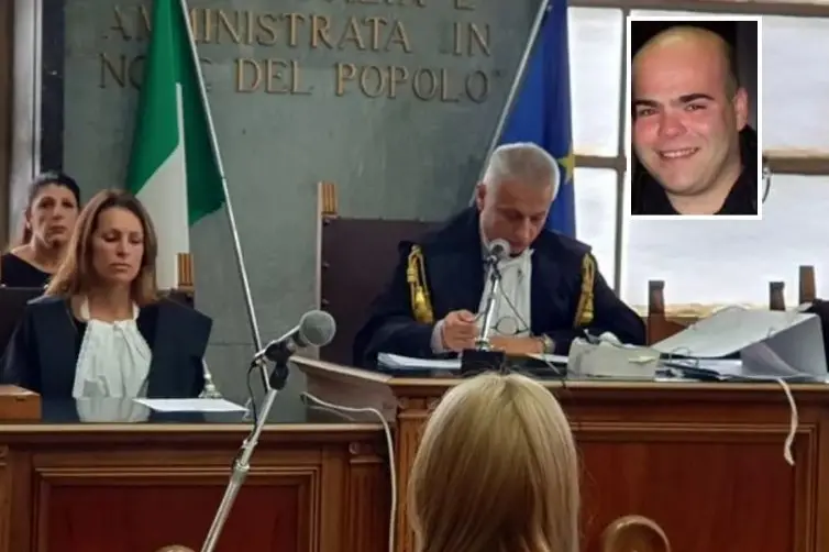 L'aula del Tribunale, nel riquadro Baule (archivio L'Unione Sarda)