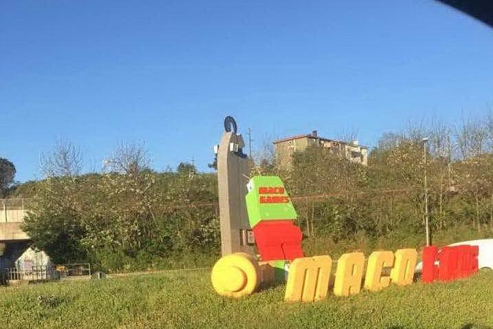 Raid vandalico a Macomer, distrutti gli omini giganti del Lego