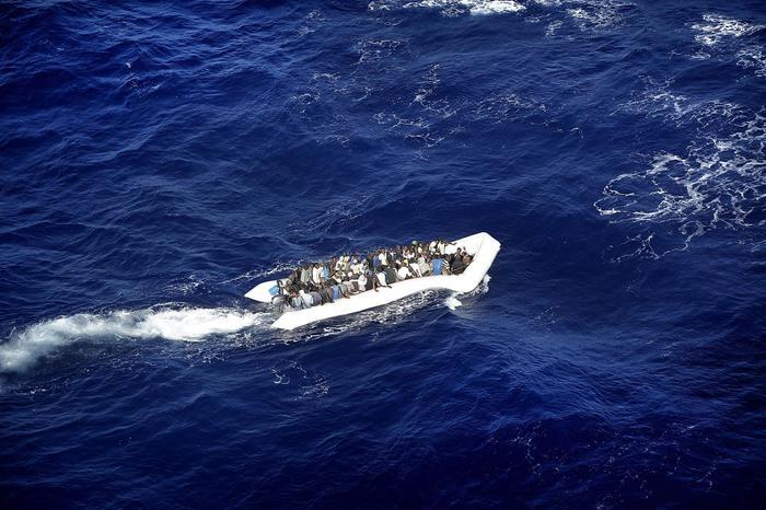 Gommone carico di migranti speronato da una barca libica: tre dispersi