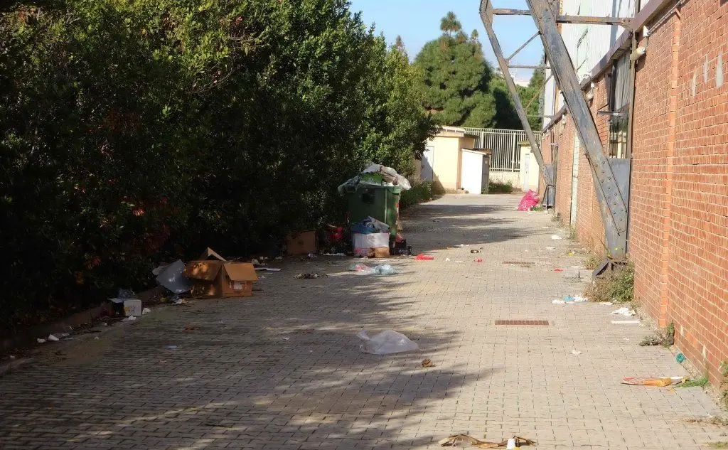 Degrado e rifiuti alla Fiera della Sardegna in viale Diaz (foto Giuseppe Ungari)
