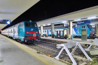 Treni fermi nella stazione di Cagliari