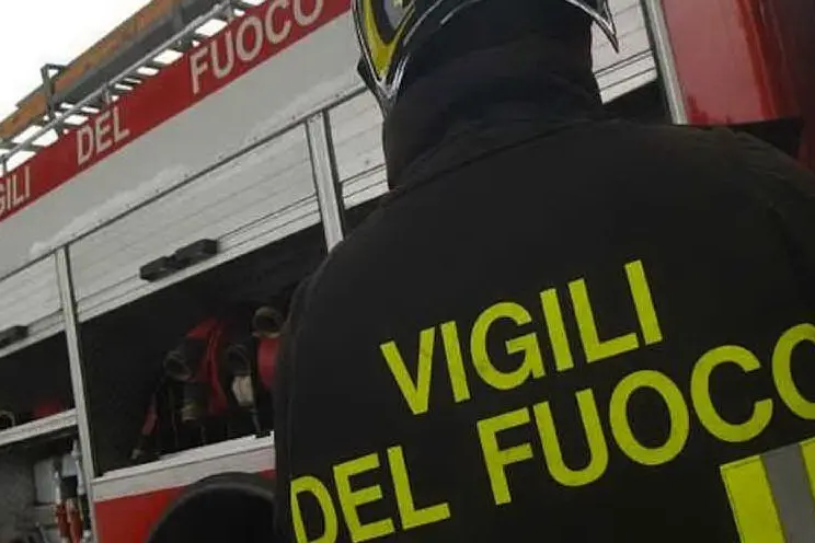 Un vigile del fuoco (Archivio L'Unione Sarda)