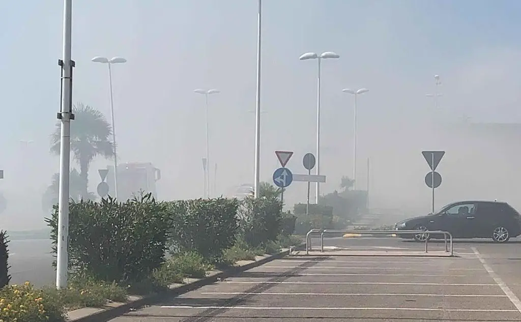 Il fumo causato dall'incendio alla Corte del Sole (foto L'Unione Sarda - Vercelli)