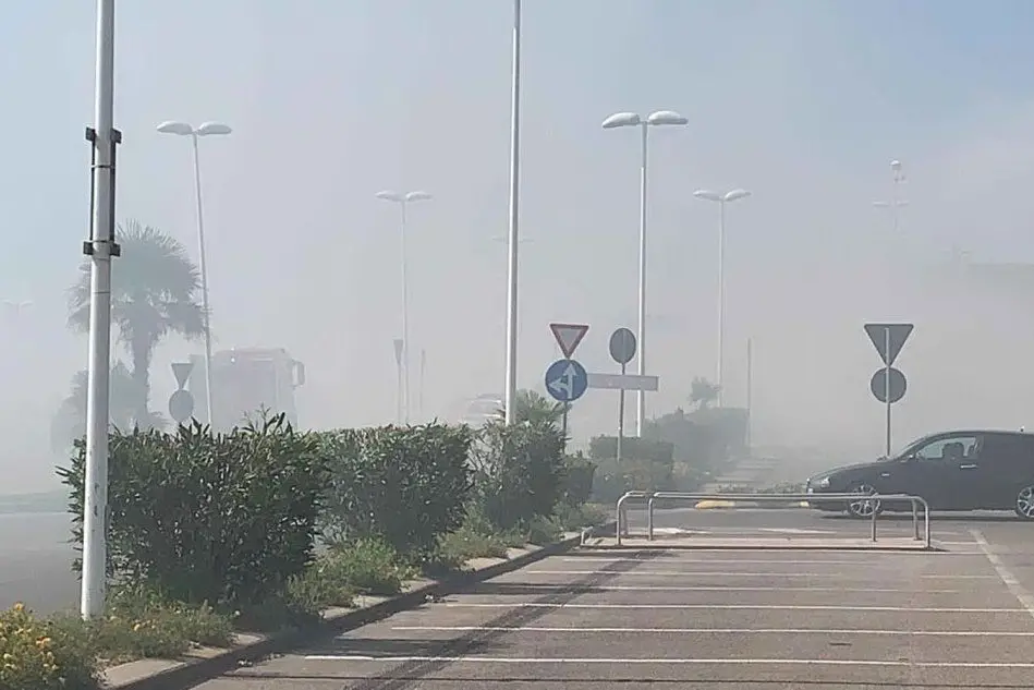 Il fumo causato dall'incendio alla Corte del Sole (foto L'Unione Sarda - Vercelli)
