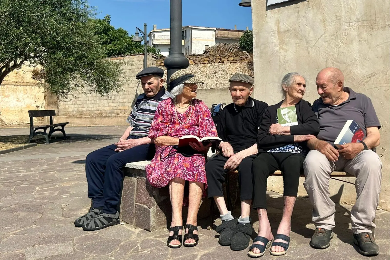 Gli ospiti della casa di riposo fotografati in piazza della Longevità