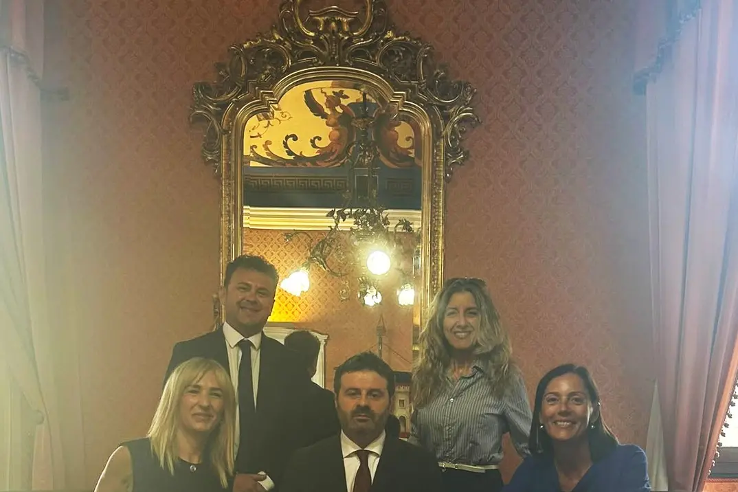 Il gruppo Progressista con il sindaco, Giuseppe Mascia