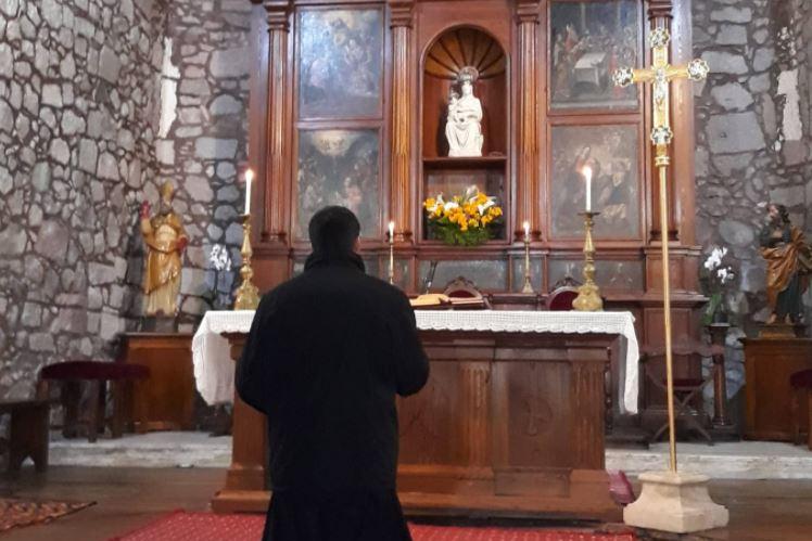 Parte una fiammata in chiesa: ustionato il parroco, grande paura a Castelsardo