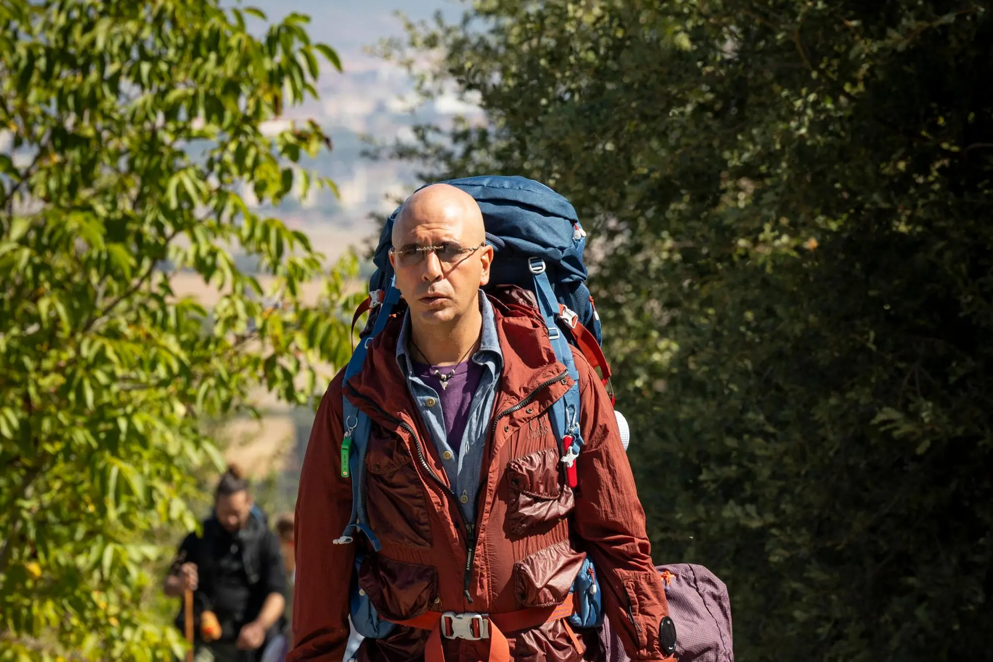 Checco Zalone in una scena di Buen Camino, mentre procede verso Santiago di Compostela