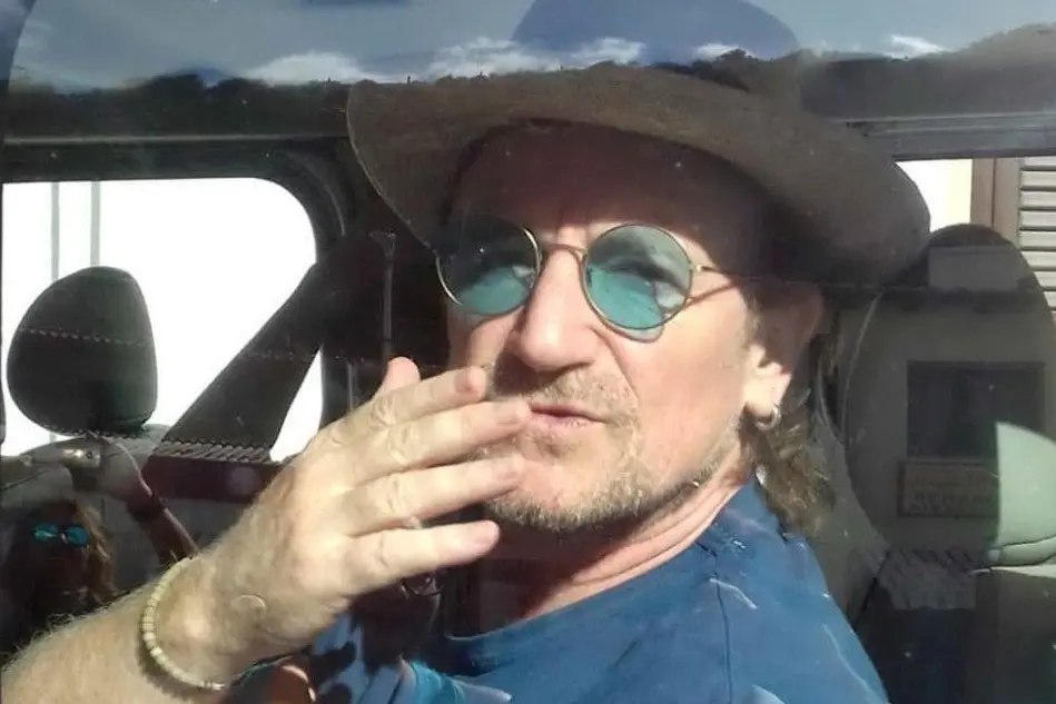 Bono all'arrivo a Cagliari (Ansa)