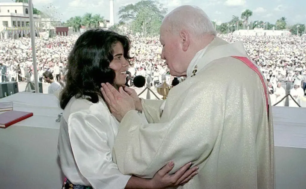 Il Papa mentre celebra la messa nella storica Plaza de la Revolucion all'Avana