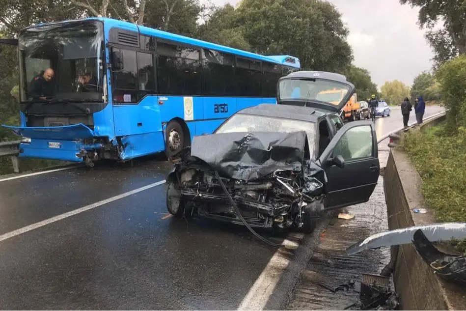 Lo scontro tra l'auto e il pullman