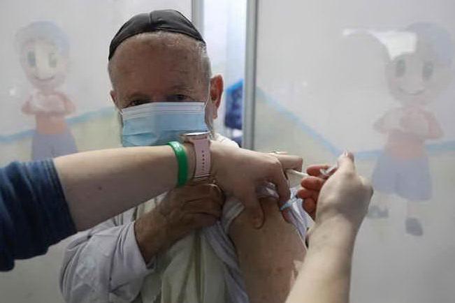 Israele, sui vaccinati casi ridotti del 94%. E il Paese fa ripartire l'economia