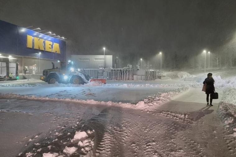 Una bufera di neve blocca clienti e dipendenti, dormono tutti all’Ikea