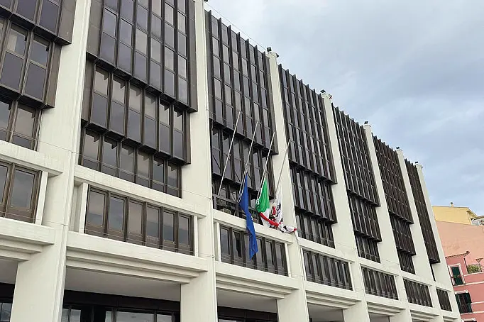 Bandiere a mezz'asta in palazzo Consiglio regionale Sardegna, 22 aprile 2025. ANSA/US REGIONE SARDEGNA +++ NO SALES, EDITORIAL USE ONLY +++